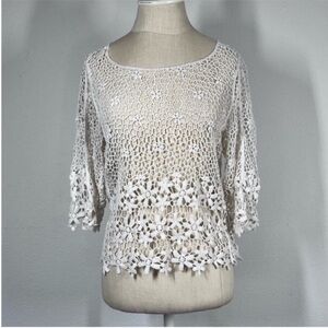 Crochet three-quarter sleeve top with high low hem 100% cotton 
▪️Size M